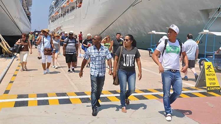 Kuşadası’na 6 gemiyle toplam 15 bin 485 turist geldi