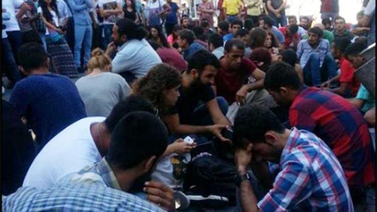 Galatasaray Lisesi önünde Suruç için oturma eylemi