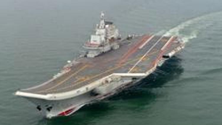 Çinde uçak gemisine dönüştürülen Liaoninge ilk iniş
