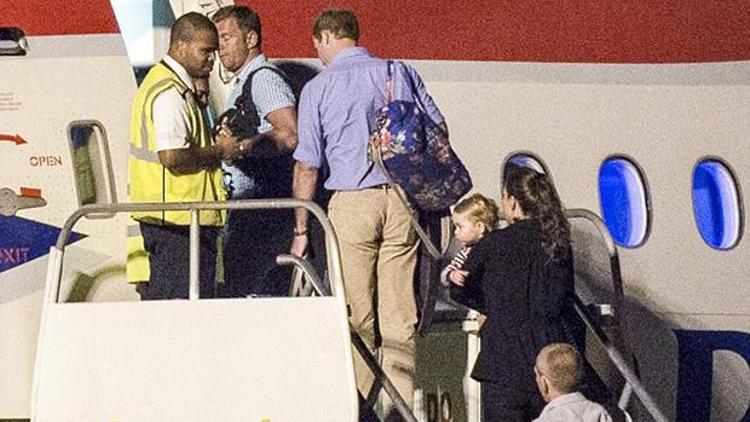 Prens William ve Kate Middleton tatilden tarifeli uçakla dönünce...
