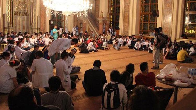 Dolmabahçe Camii imamı Halil Necipoğlu: Cami içerisinde alkol kullanan görmedim