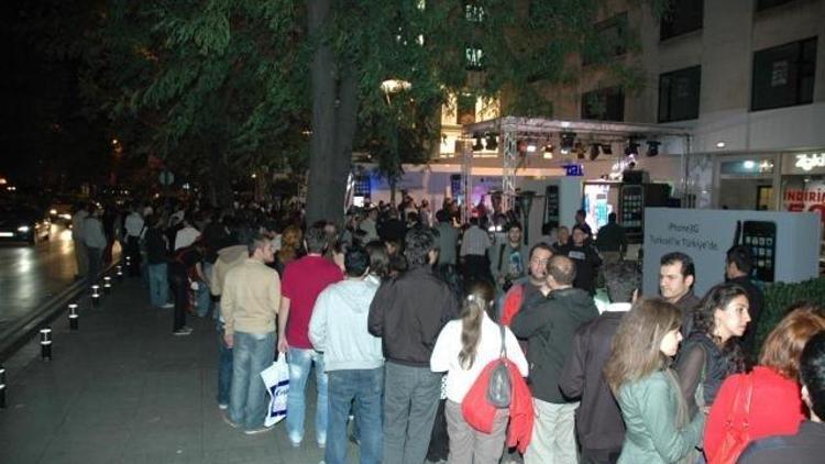 Photo Ed: Apple fans in Turkey form long queues for iPhone 3G