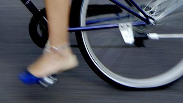 Viyanada çıplak bisikletçiye üstünü giy uyarısı