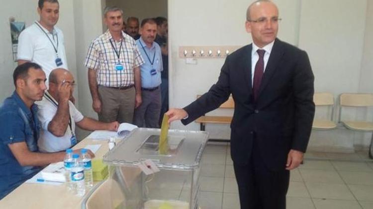 Bakan Şimşekin esprili seçim tweeti