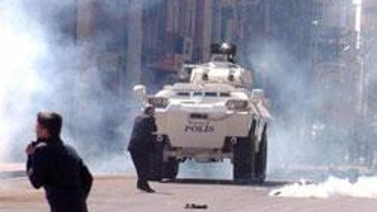 Diyarbakırda polislerle göstericiler arasında yine çatışma çıktı
