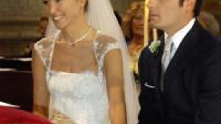 Burcu Esmersoy İtalyada dini törenle evlendi