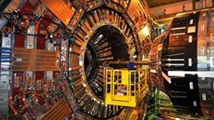 Bilim adamları Higgs parçacığına çok yaklaştı