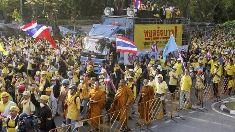 Photo Ed: Thai protesters prevent parliament meeting