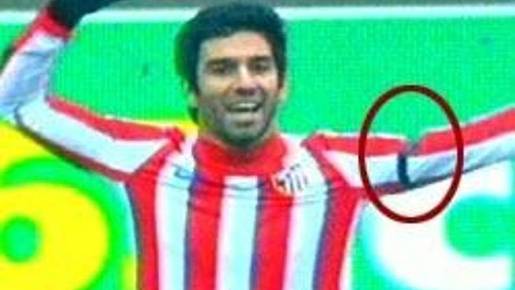 Arda Turan, Lefter için siyah bant taktı