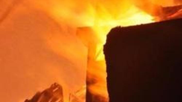 350 kişinin çalıştığı fabrika alev alev yandı