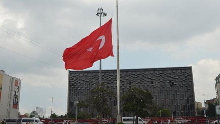 Taksim’deki dev Türk Bayrağı yarıya indirildi