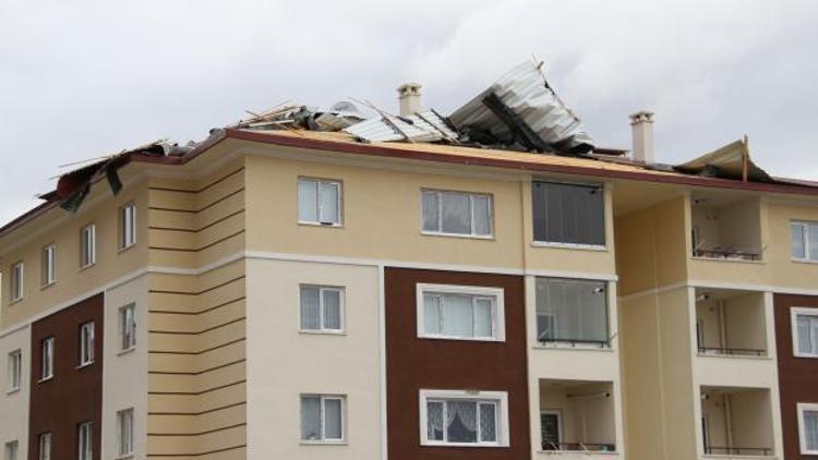 Erzincan’da hızı saatte 70 kilometreyi bulan rüzgar çatıları uçurdu