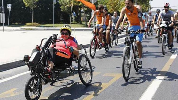 Üç tekerlekli bisikletle Amsterdamdan İstanbula geldi