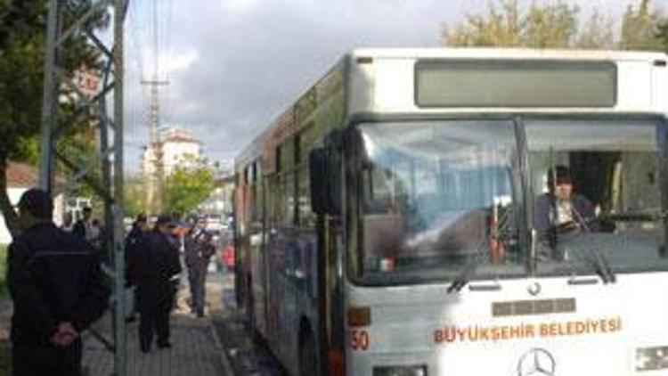 Belediye otobüs şoförünü aracında öldürdüler