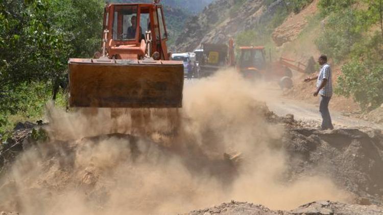 PKK’lılar Tunceli- Erzincan karayolunda 500 kiloluluk bomba patlattı