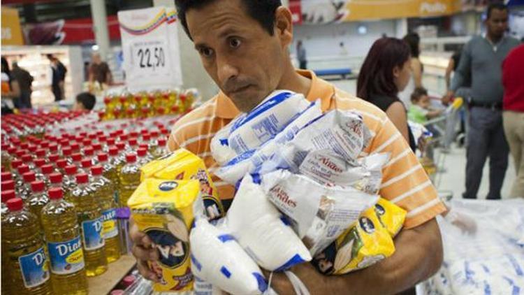 Venezuelada market alışverişinde parmak izi verilecek