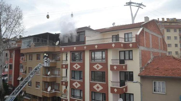 Ankarayı teleferik çarptı, dört evde yangın çıktı