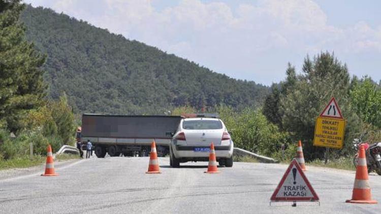 Kaza yapan TIR, Çanakkale-İzmir yolunu kapattı