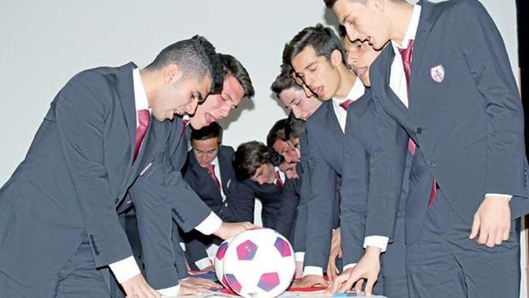 Yabancı oyuncu oynatmayan Altınordunun genç futbolcularn imza töreni sıradışıydı: Ordu yemini