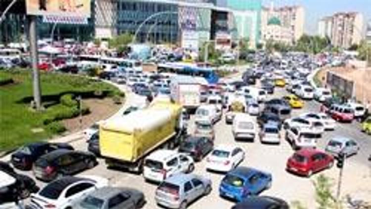 Otopark krizi trafik kaosuna dönüştü