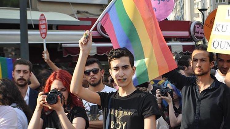 Onur Yürüyüşü’ne müdahale edilmesi İzmir’de protesto edildi