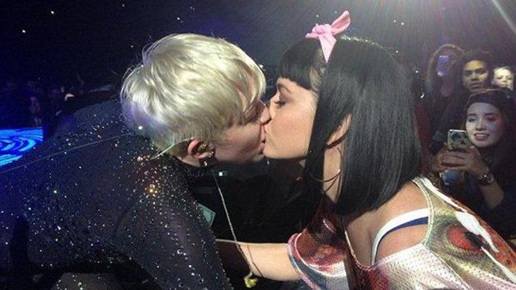 Miley Cyrus kadın hayranı ile öpüştü