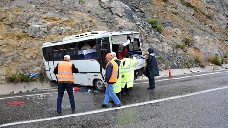 Tarım işçilerini taşıyan midibüs bariyere çarptı: 14 yaralı