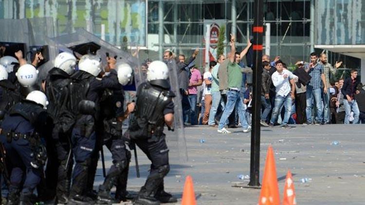 Bursada polis eylemciyi zor kurtardı