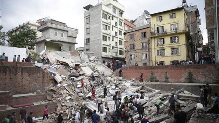 Nepal 7,8 büyüklüğündeki depremle sallandı: Ölü sayısı 2 bini aştı