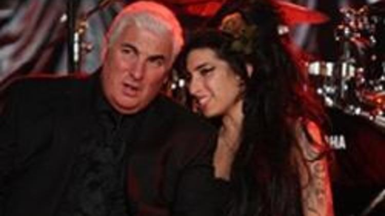 Baba Winehouse kızı Amy ile ilgili anılarını yazıyor
