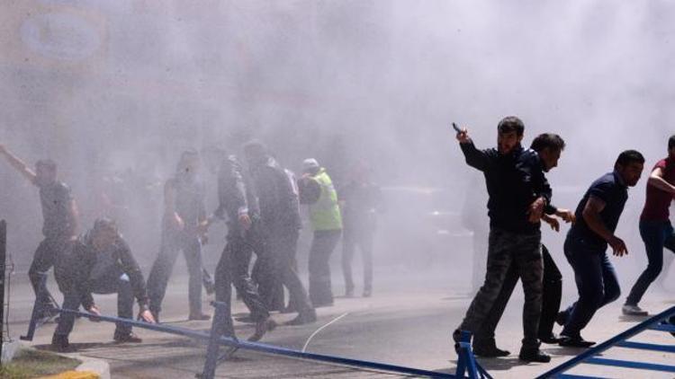 Erzurumda HDPnin aracı yakıldı, şoför son anda kurtuldu
