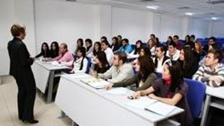 Kosovalı öğrencilere Türkiye’de üniversite eğitimi