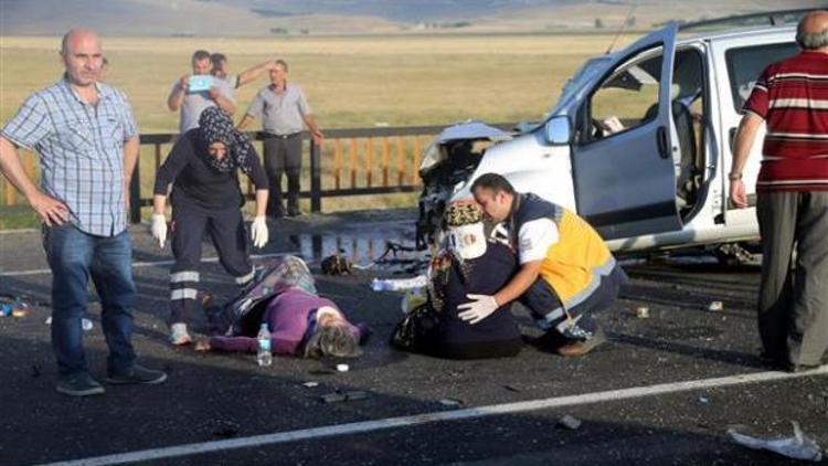 Erzurumda korkunç kaza: 2 ölü