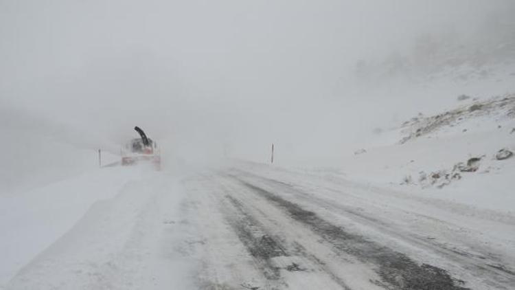 Antalya- Konya Karayolu Nisan ayında kar nedeniyle 10 saat kapandı