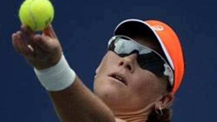 Stosur kolayca turladı