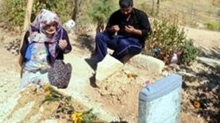 Bombalı saldırıdan kurtulan anne ve baba oğullarının mezarını ziyaret etti