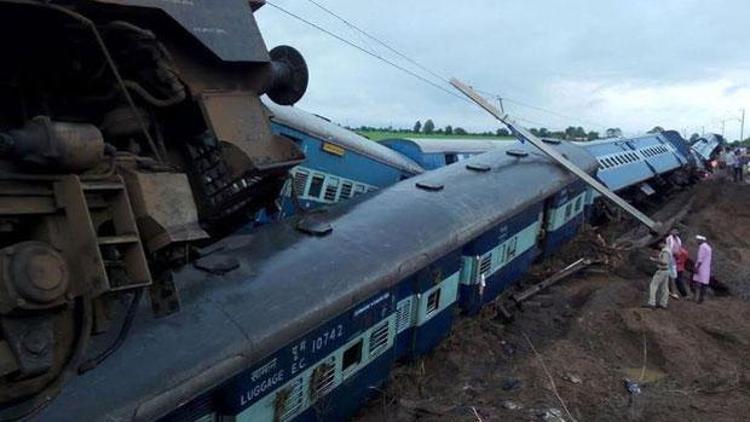 Hindistanda facia: İki tren raydan çıktı, en az 24 kişi öldü