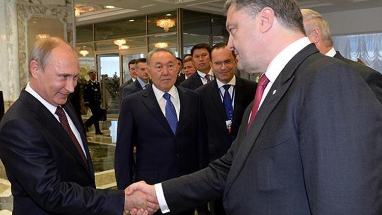 Putin ile Poroşenko Minsk’te ilk kez tokalaştı