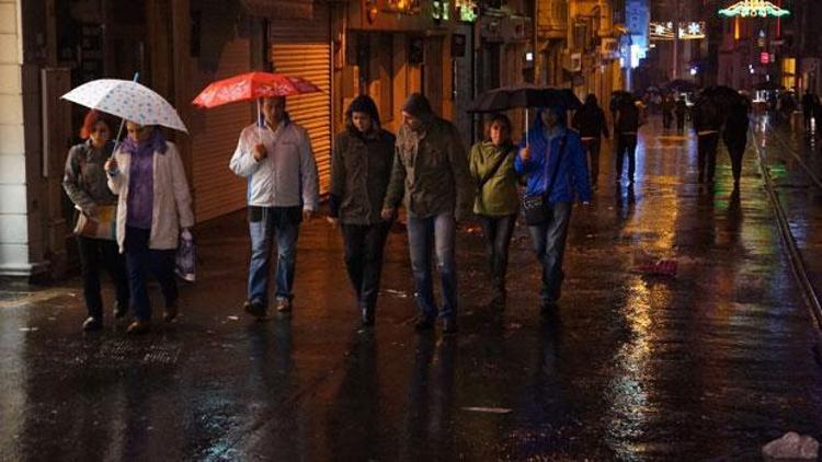İstanbulda gece yağmur etkili oldu