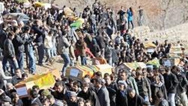 PKK bezleri ve sloganlarıyla