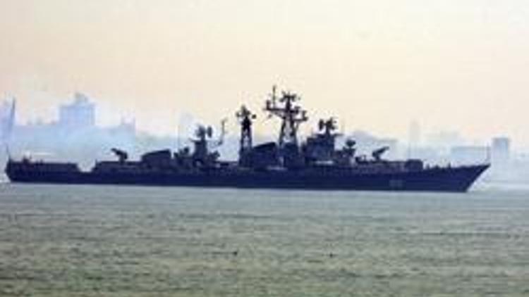 Rus savaş gemisi boğazlardan geçti
