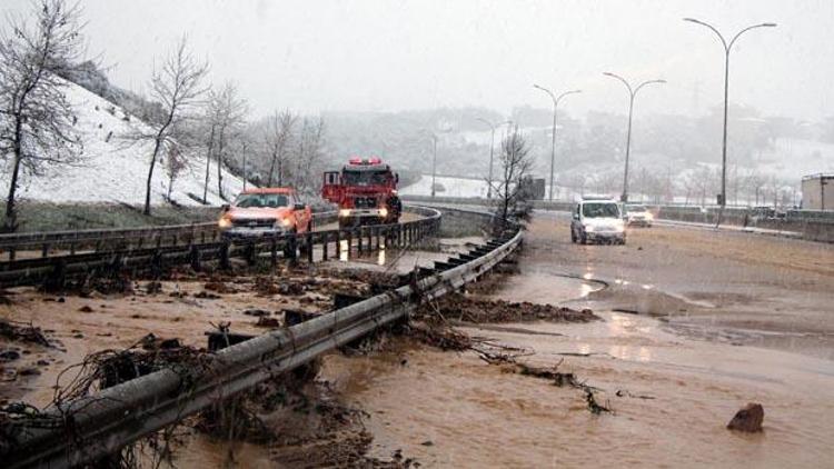 Sel İstanbulda bağlantı yolunu kapattı