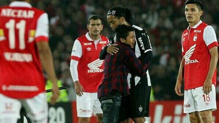 Ronaldinho sevgisi sınır tanımıyor