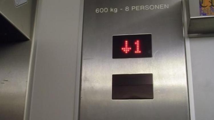 Etiketi olmayan asansöre binmeyin