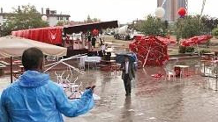 Arabalara doğa bombardımanı