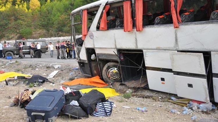 Yolcu otobüsü dereye uçtu 13 kişi ölü, 15 kişi yaralandı