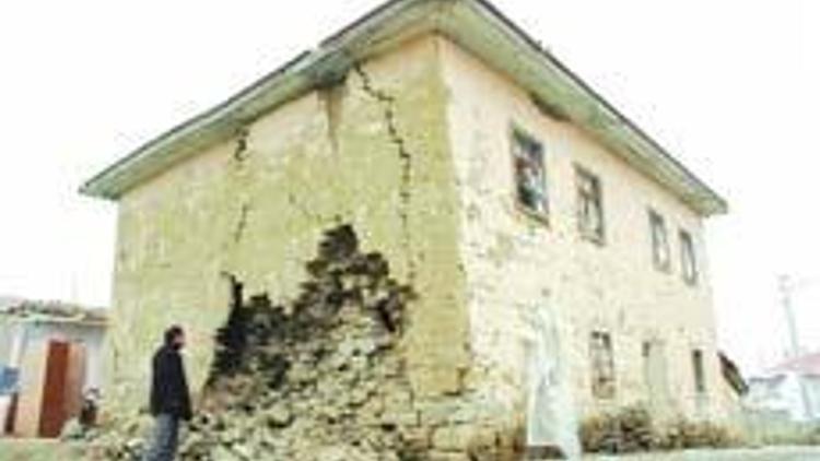 Deprem kerpiç evleri vurdu