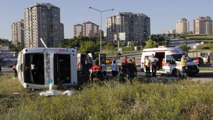Yolcu otobüsü kamyona çarpıp, devrildi: 2 ölü, 43 yaralı