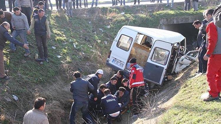 Minibüs sulama kanalına devrildi: 2 ölü 19 yaralı