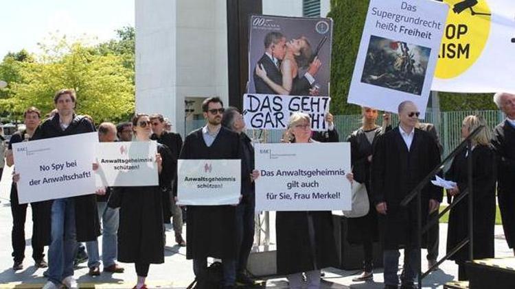 Almanyada avukatlar gösteri düzenledi